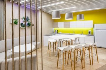 Open space zóna s kuchyňkou pro zaměstnance a klienty firmy ČAP