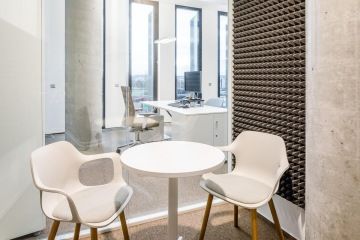 Záběr na soft seating křesla a akustický panel v kancelářích ČAP