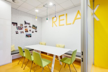 Relax zóna ve žluté barvě sloužící k setkání zaměstnanců ve firmě CBRE
