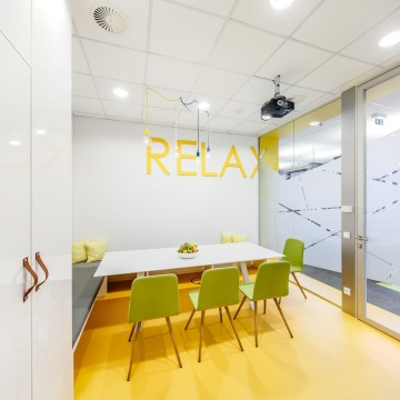 Designová relax zóna s tapetou osmisměrky ve firmě CBRE