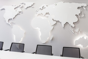 Detail na LED svítící mapu světa ve firmě CBRE