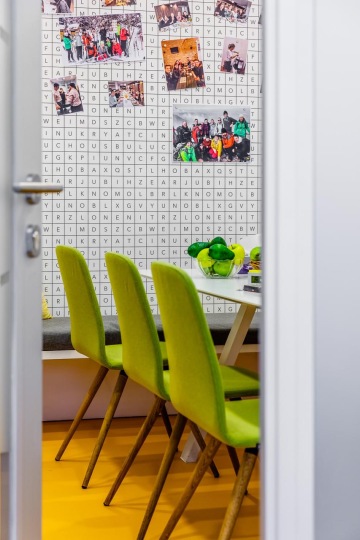 Detail na komfortní interiér a tapetu v relaxační místnosti ve firmě CBRE