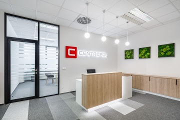 Recepční pult se svítícím logem firmy Centropol