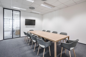 Zasedací místnost s designovými židlemi od Actiu