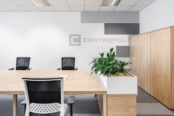 Konferenční místnost v šedých odstínech a ergonomickým interiérem ve firmě Centropol