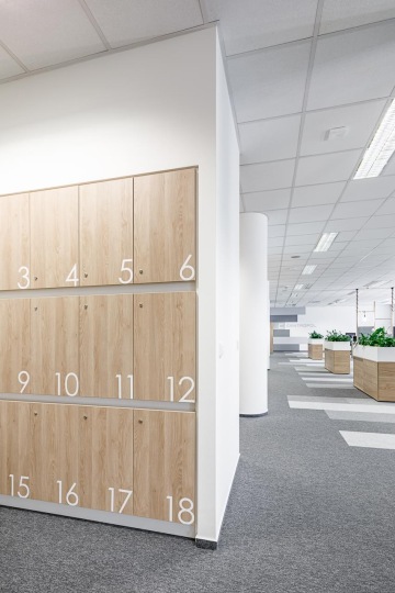 Záběr na dřevěné uzamykací skříňky pro zaměstnance