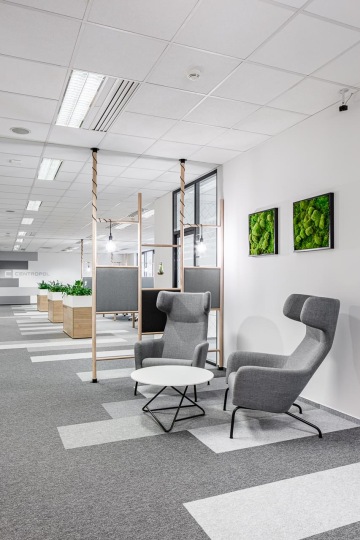 Relax zóna s pohodlnými křesílky a živými obrazy ve firmě Centropol