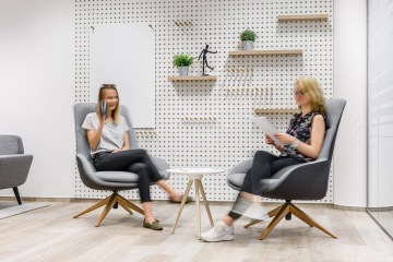 Meeting prostor s komfortními křesly pro zaměstnance firmy Centropol