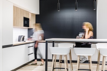 Firemní kuchyňka v bílo-černém provedení ve společnosti Centropol