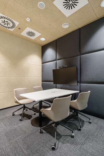 Meeting room in gray tones for 4 people