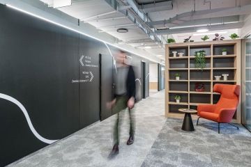 Prostorná chodba s odpočinkovým sezením