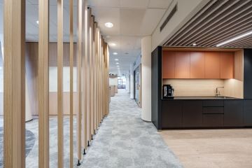 Akustické paravány a menší kuchyňka