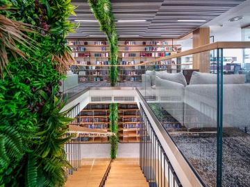 Impozantní schodiště s rostlinnými prvky a designovým osvětlením