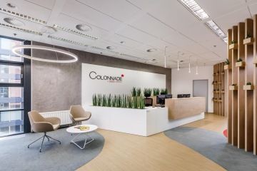 Moderní recepce s lobby prostorem odděluje dřevěný lamel se zelení