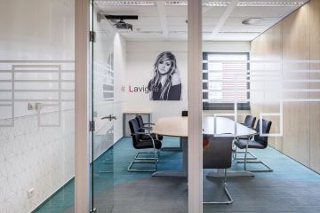 Zasedací místnost s tapetou Avril Lavigne ve firmě Colonnade