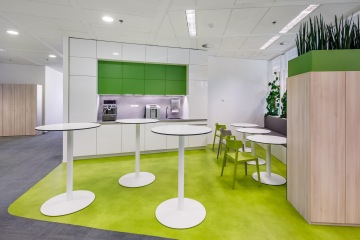 Meeting prostor v zelených odstínech s komfortním interiérem ve firmě Colonnade