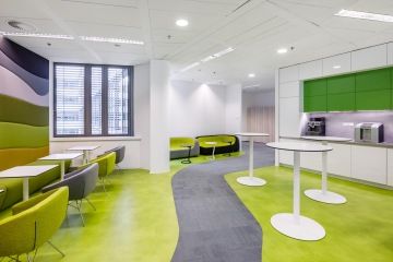 Meeting prostor v zelených odstínech s komfortním interiérem ve firmě Colonnade