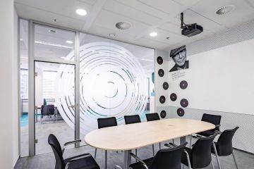 Zasedací místnost ve světlých barvách a polepy na skle ve společnosti Colonnade