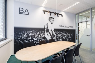 Hravá zasedací místnost s tapetou Bryana Adamse ve společnosti Colonnade