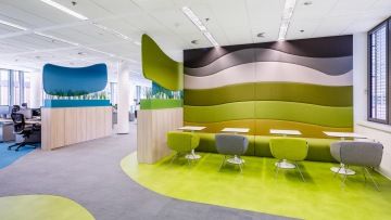 společný-kancelářský-prostor-open-space-Colonnade-akustické-panely-CAPEXUS-realizace