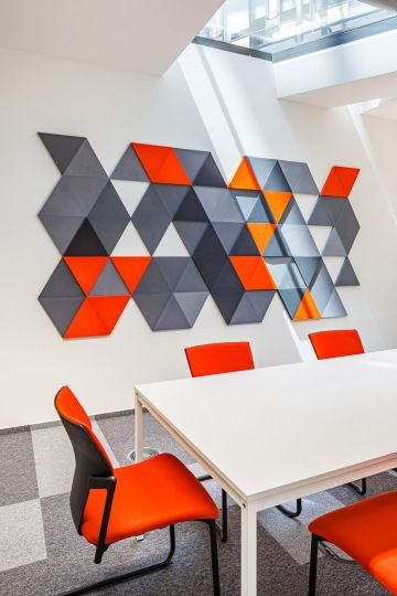 Akustické dlaždice na zdi v šedooranžových barvách