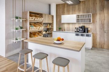 Firemní kuchyňka v moderním stylu s dřevěným dekorem