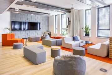 Relaxační místnost s flexibilním posezením a technickým vybavením