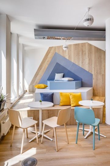 Pódium pro přednášky s polštáři a stolečky