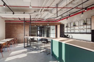 Kitchen with bar and industrial elements