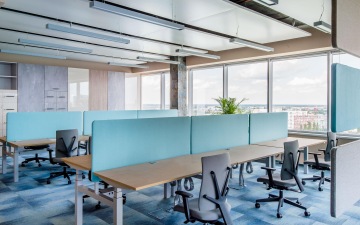 Open space kanceláře Dentsu Aegis Network s akustickými panely na pracovních stolech