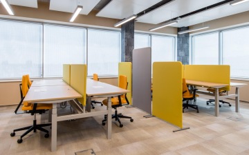 Kancelářský prostor ve společnosti Dentsu Aegis Network s akustickými panely a paravány