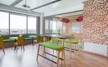 Kanceláře Dentsu Aegis Network v různých barvách rozděleny prosklenými příčkami