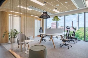 Prostorná openspace místnost s výhledem