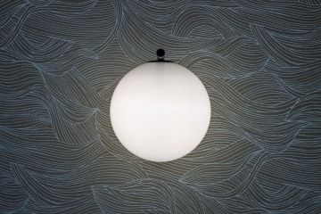 Lampa osvětlující stěnu s mořským motivem