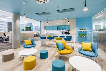 Relaxační prostor spojený s kuchyní v pestrobarevných barvách ve firmě Elektrotrans