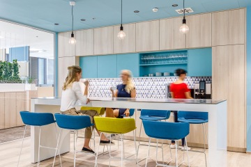 Příjemní posezení u barového stolu v kuchyňce společnosti Elektrotrans