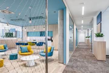 Pohled z chodby do firemní kuchyňky společnosti Elektrotrans