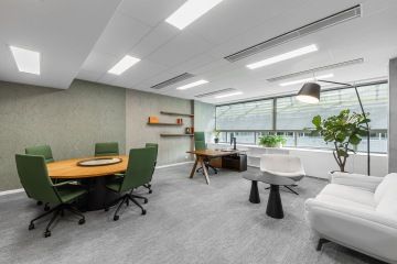 Prostorná kancelář s pracovním místem i soft seatingem