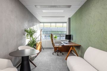 uzavřená kancelář v přírodních barvách