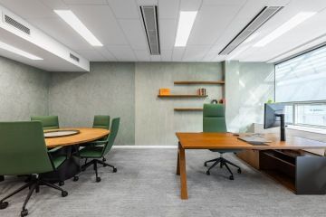 Uzavřená kancelář s menší zasedačkou