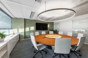 Zasedací místnost s netypickým stolem