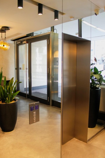 Elevator entrance area with mirror wall