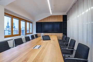 Attic meeting room with higher capacity