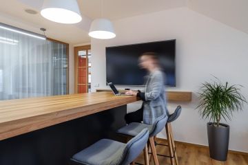 Atypical meeting room with high table