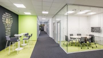 Kancelářská chodba se zeleno-šedým interiérem ve společnosti IBM