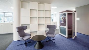 Kancelářská místnost s moderním interiérem ve fialových barvách ve společnosti IBM