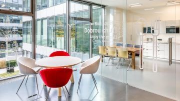 Moderní design odpočinkové zóny pro zaměstnance firmy IBM