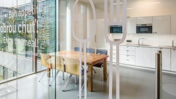 Pracovní kuchyňka ve světlých barvách ve firmě IBM