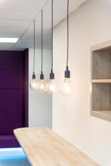 Detail na svítící žárovky ve společnosti Inventi