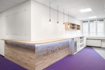 Vstupní prostor s dřevěnou recepcí ve firemních barvách ve společnosti Inventi